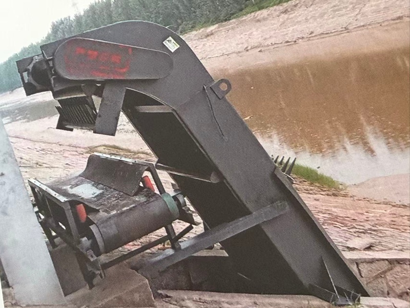 Inclined Rotary Trash Rake with Discharge Conveyor